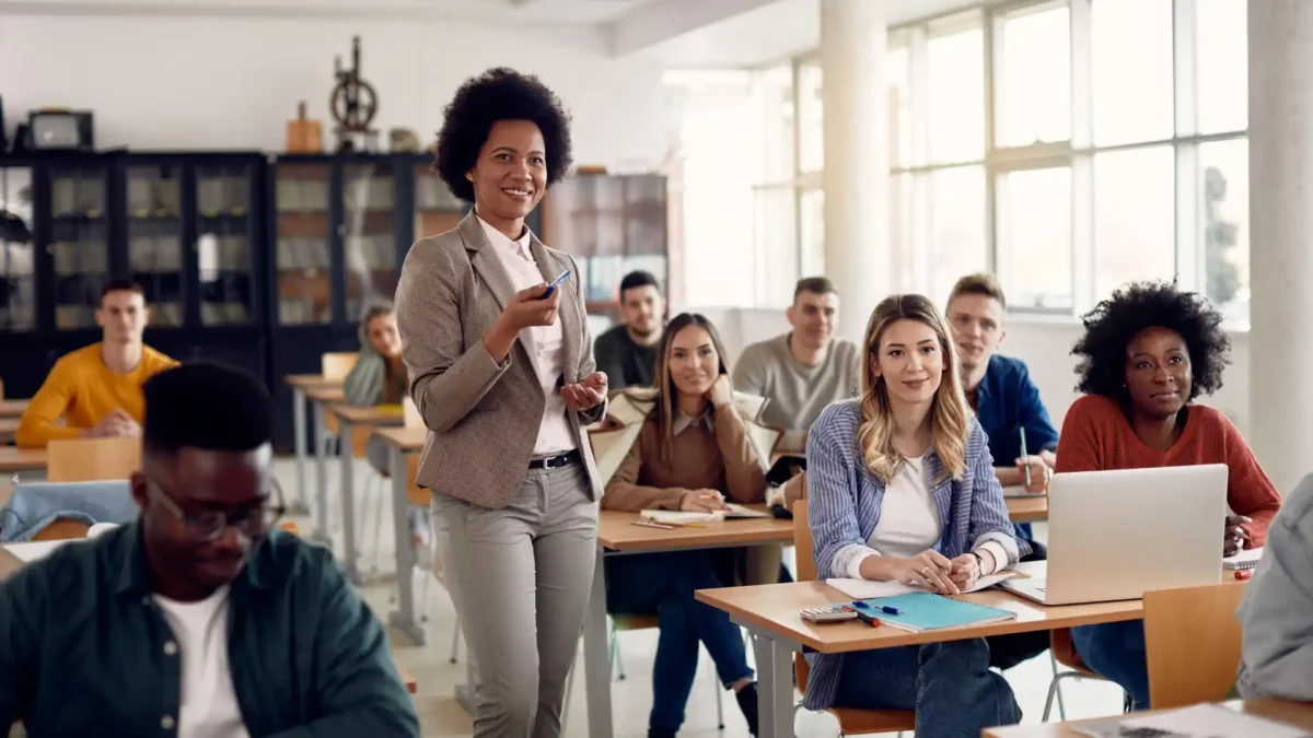Professora apresentando aula ou palestra em uma sala de aula moderna com estudantes atentos, estudo em grupo, aprendizado, educação corporativa.